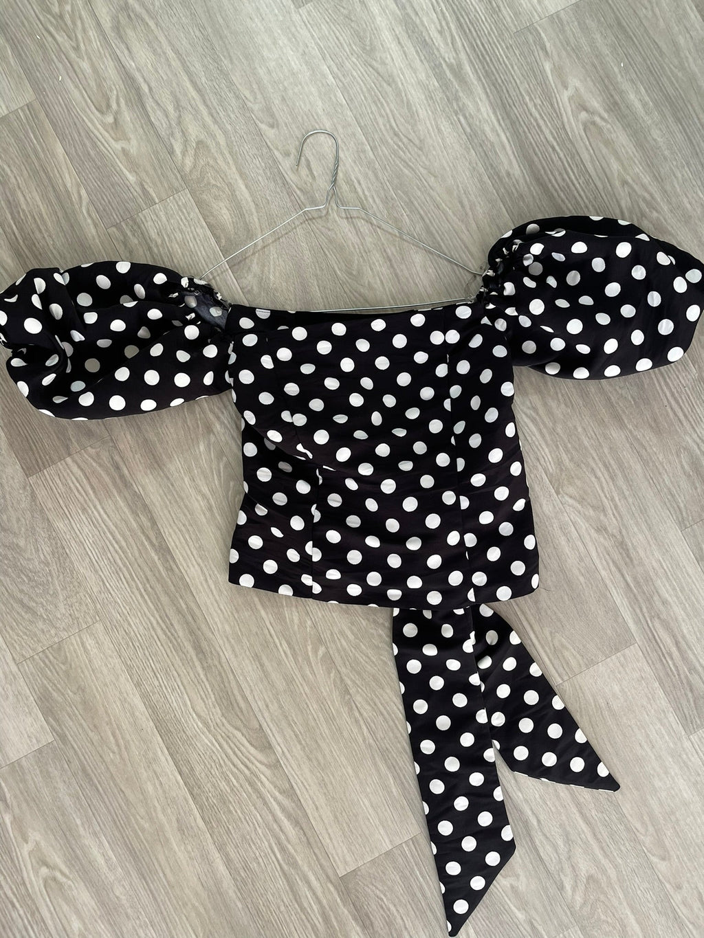 Top noir à pois blancs, manches à nouer