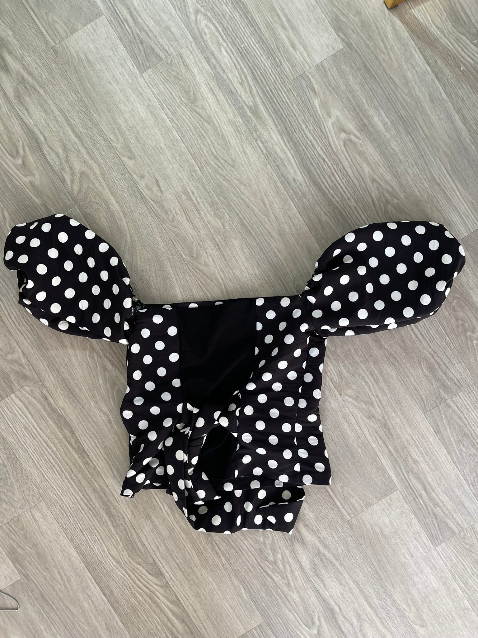 Top noir à pois blancs, manches à nouer