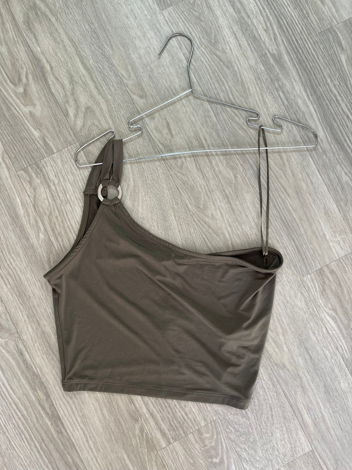 Maillot de bain une pièce kaki, dos nu et anneau doré