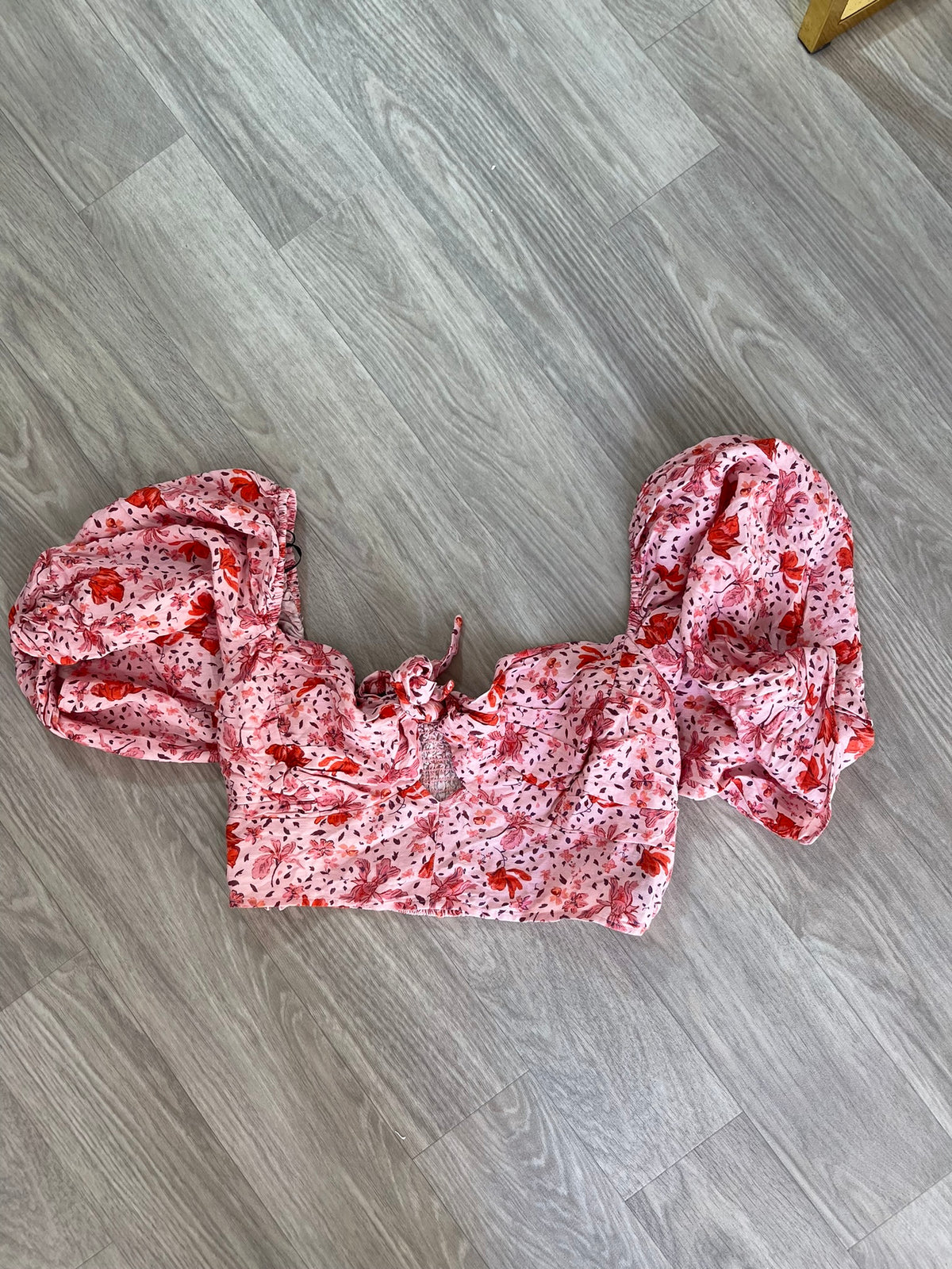 Crop top fleuri rose et rouge, manches bouffantes, nœud devant