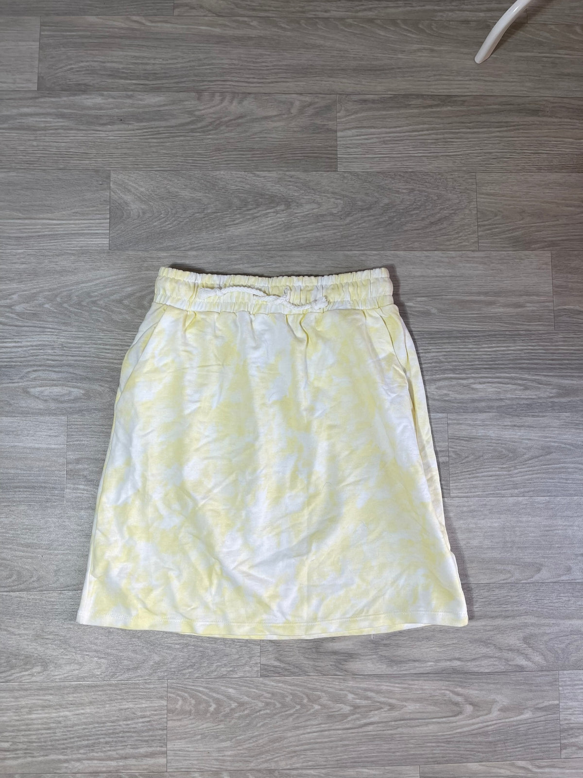 Jupe tie-dye jaune et blanc, taille cordon et poches
