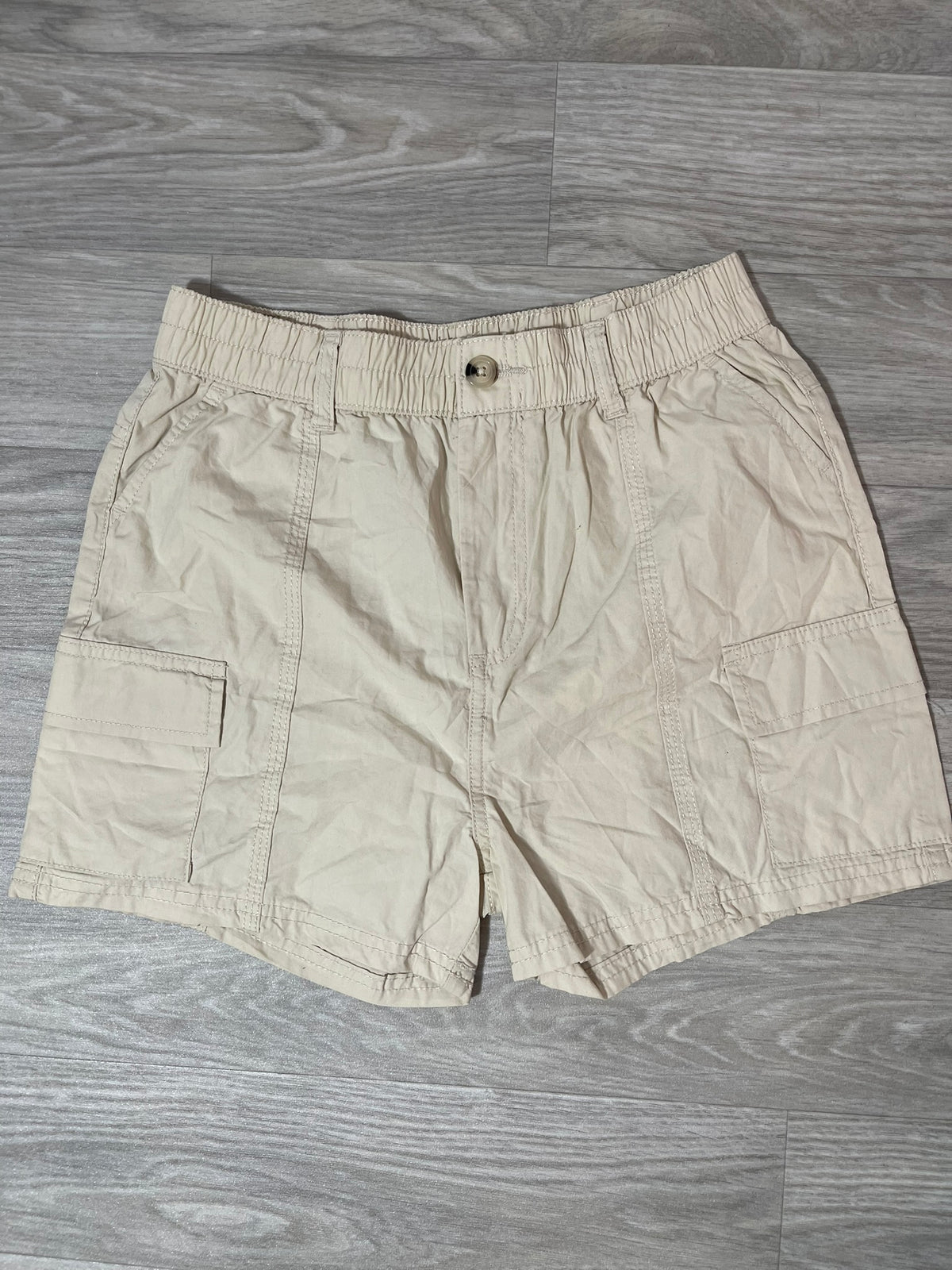 Short cargo beige à poches plaquées, taille élastique