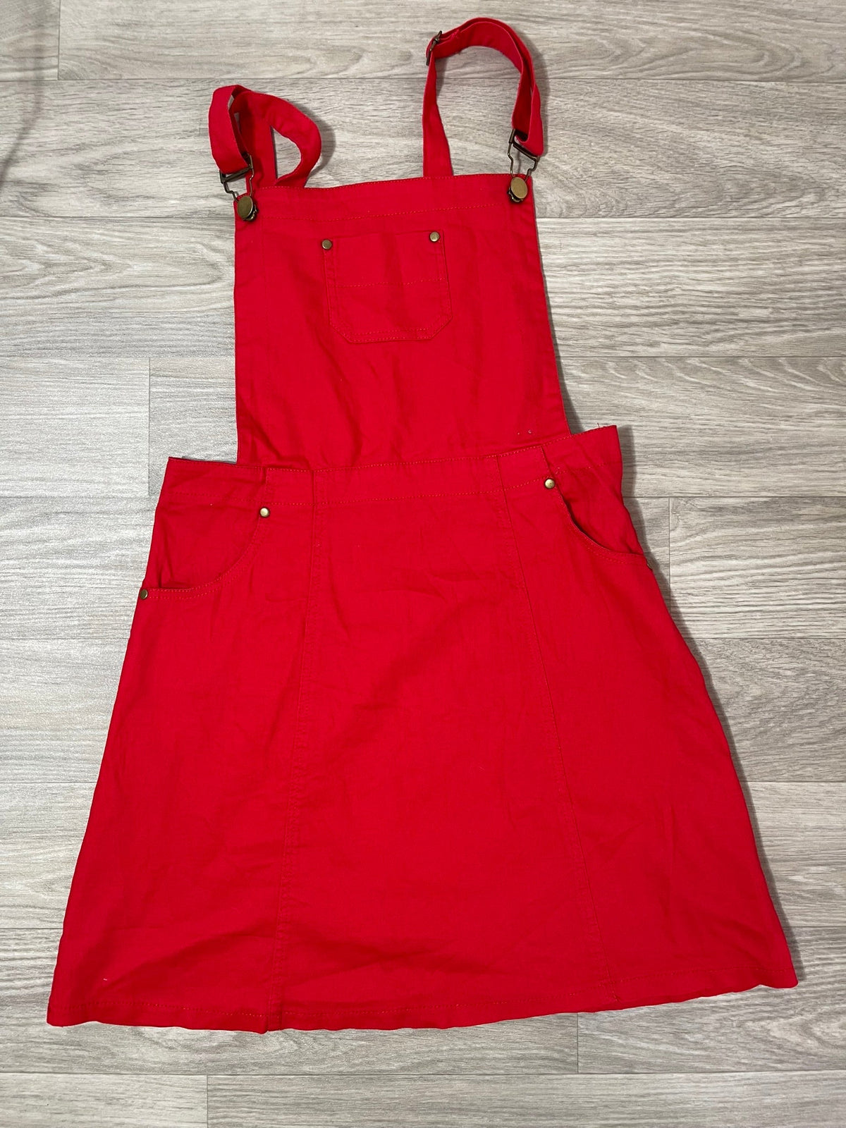 Robe salopette rouge à bretelles et poches plaquées