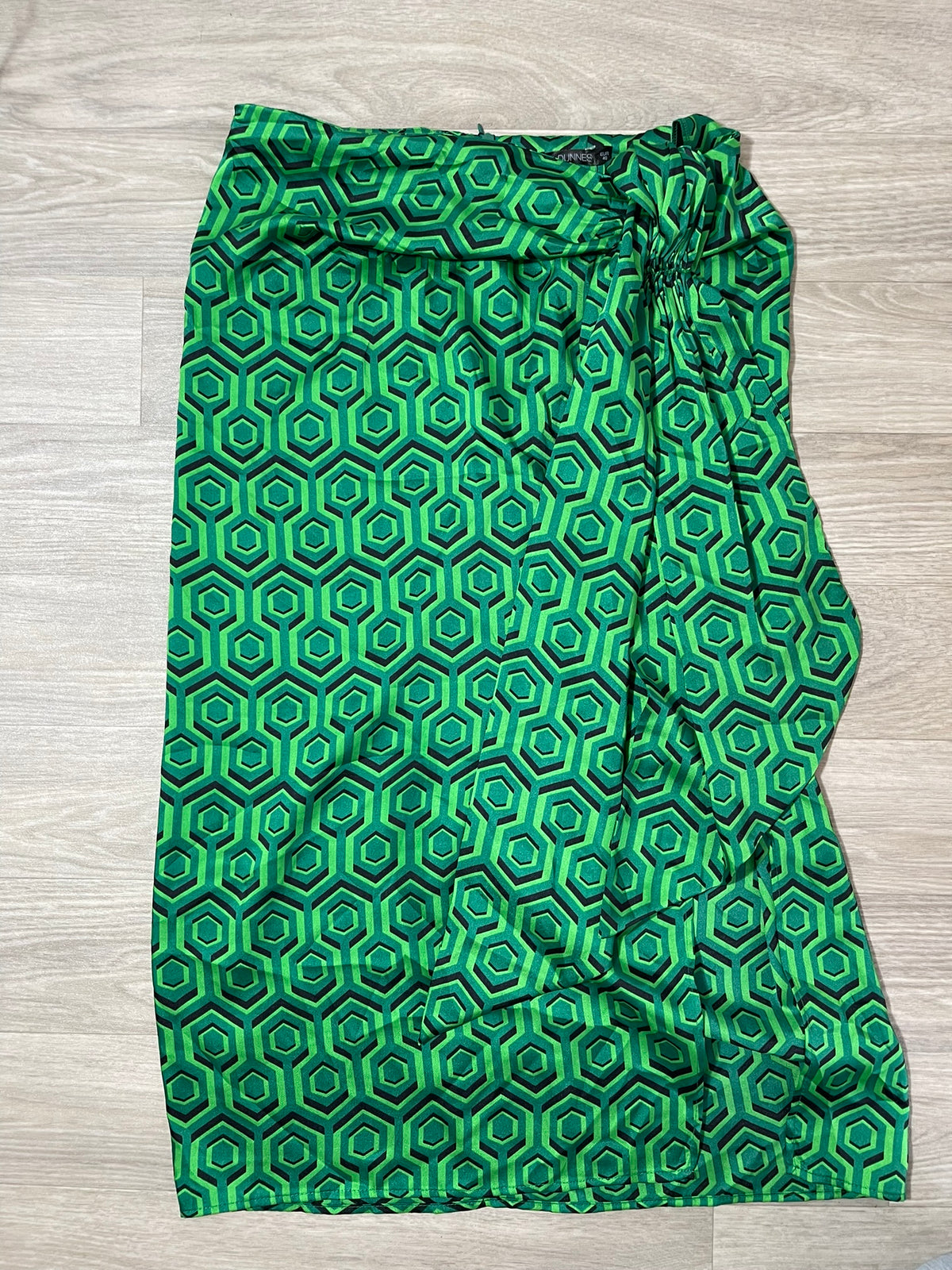 Jupe longue verte à motif géométrique hexagonal, fente et nœud - Dunnes