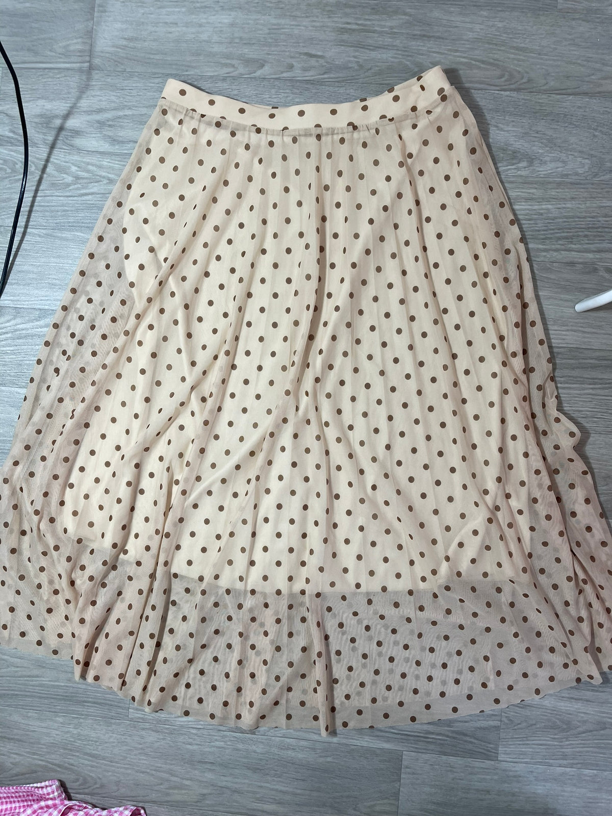 Jupe midi beige à pois marron, plissée
