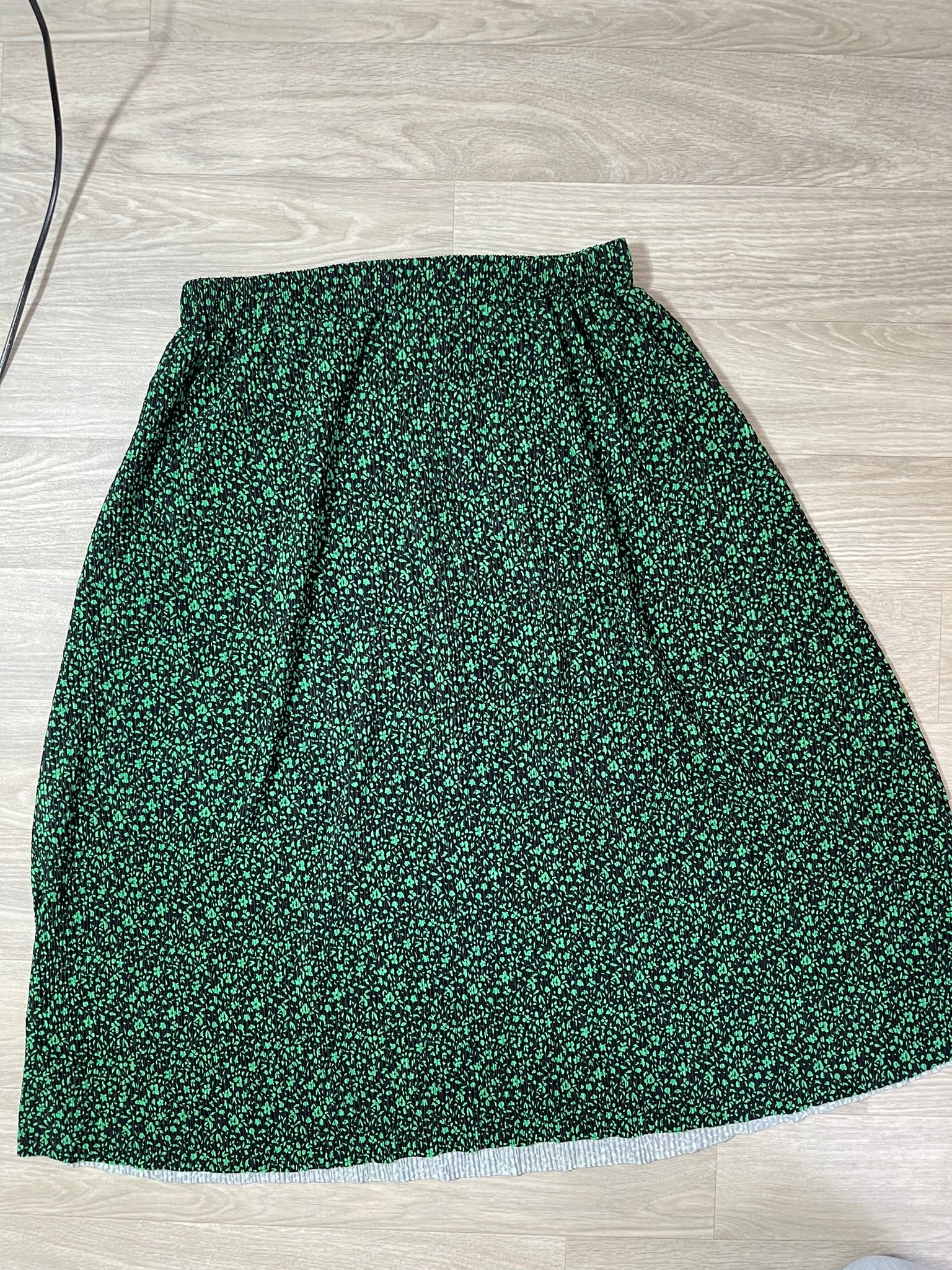 Jupe midi fleurie noire et verte