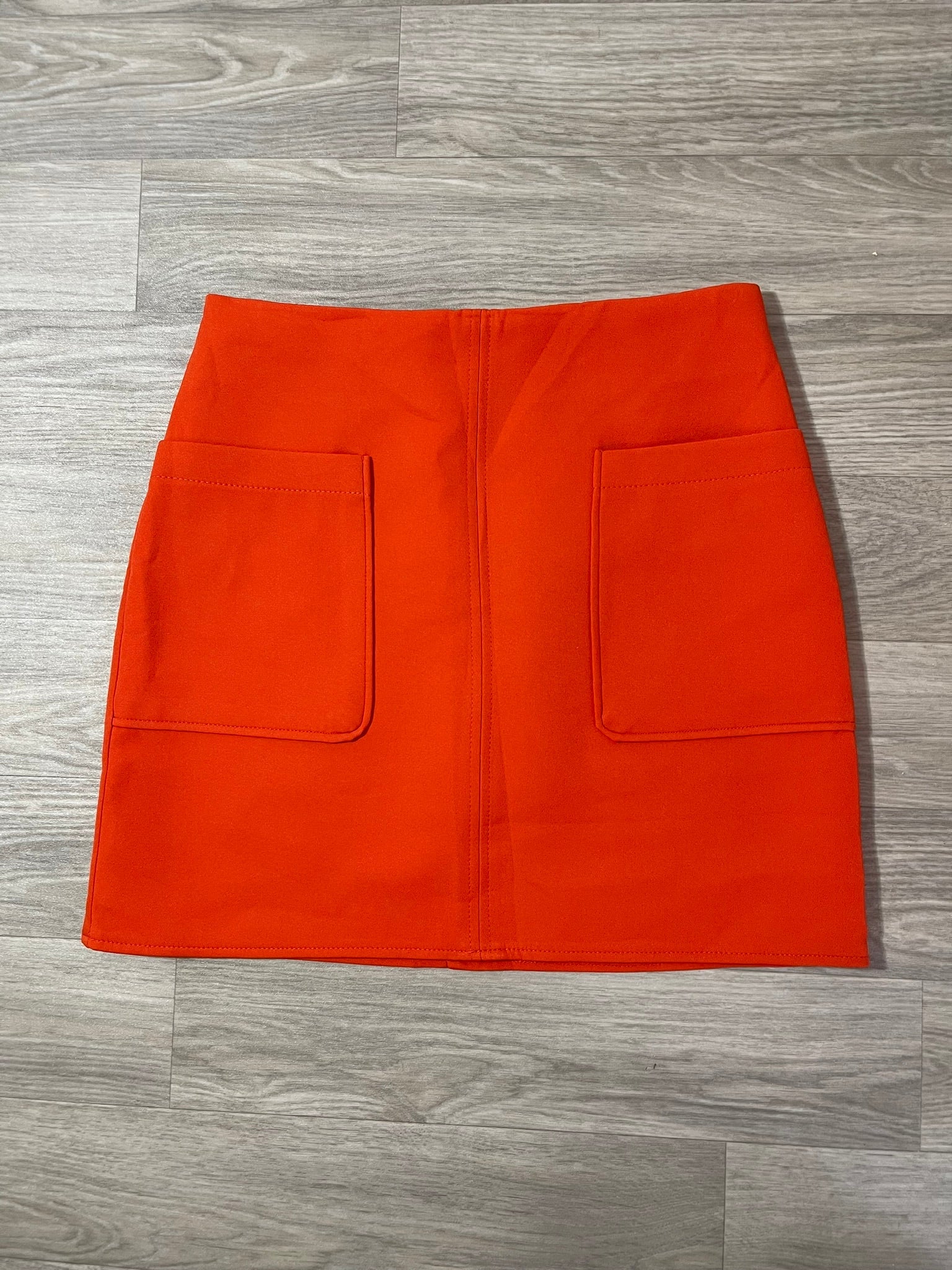 Jupe mini orange à poches plaquées