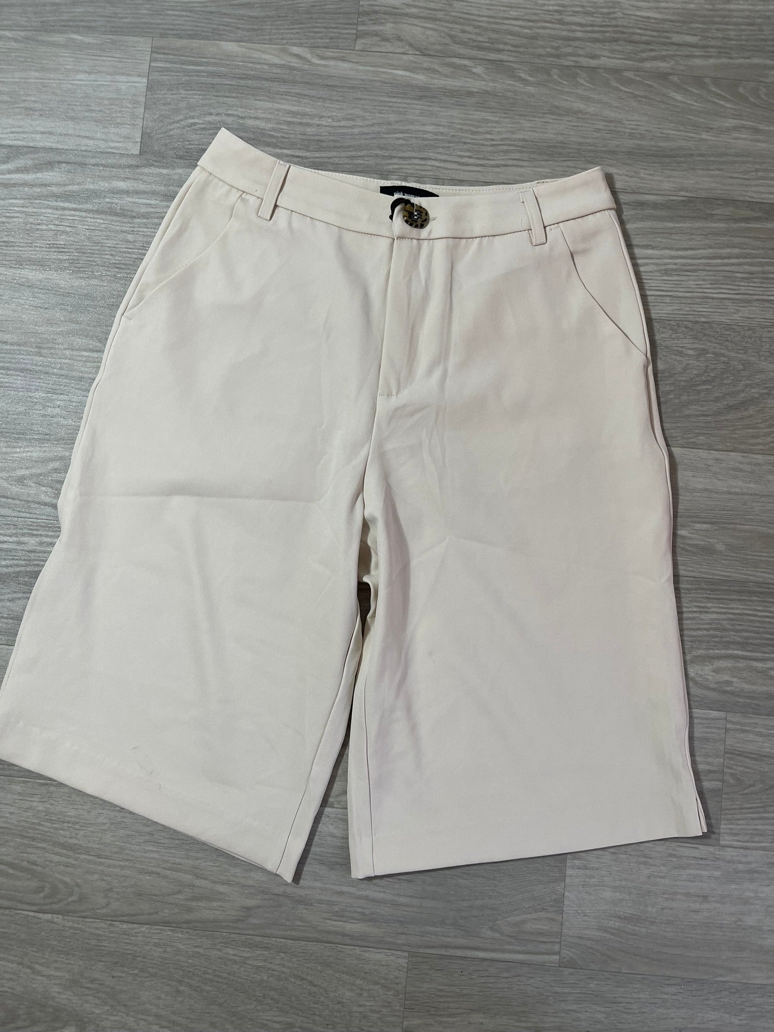 Short chic écru bouton léopard