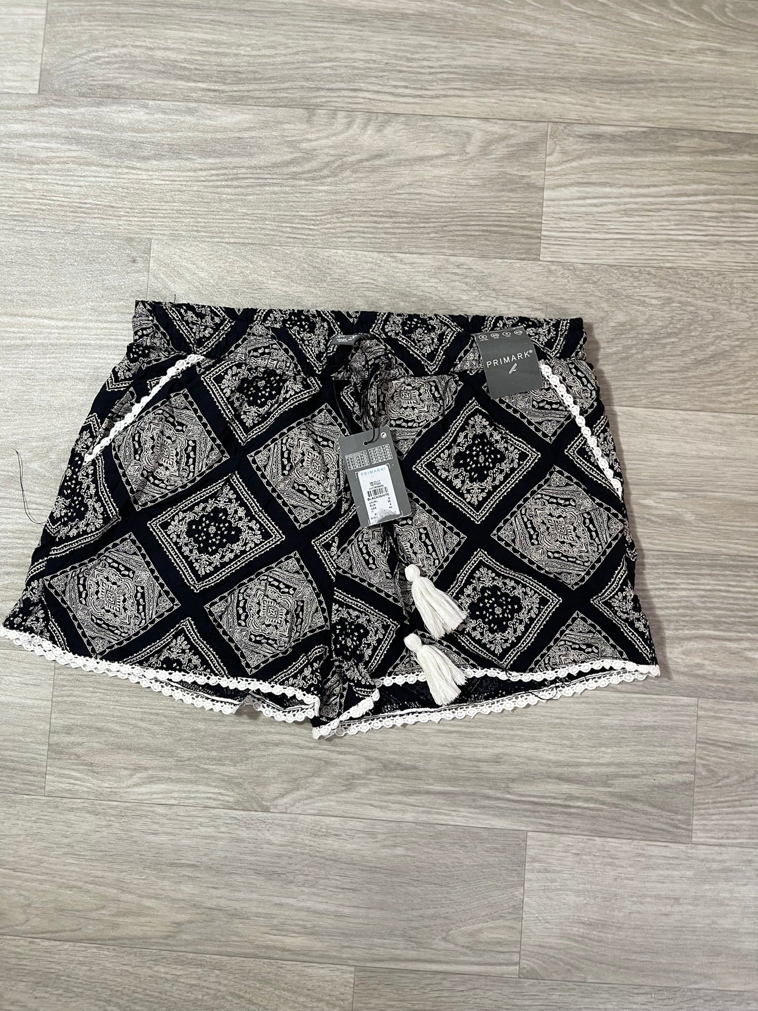 Short imprimé bandana noir et blanc à pompons