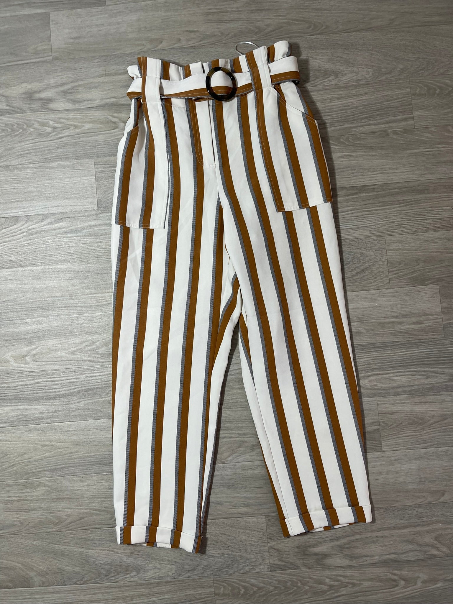 Pantalon rayé blanc et moutarde ceinture boucle