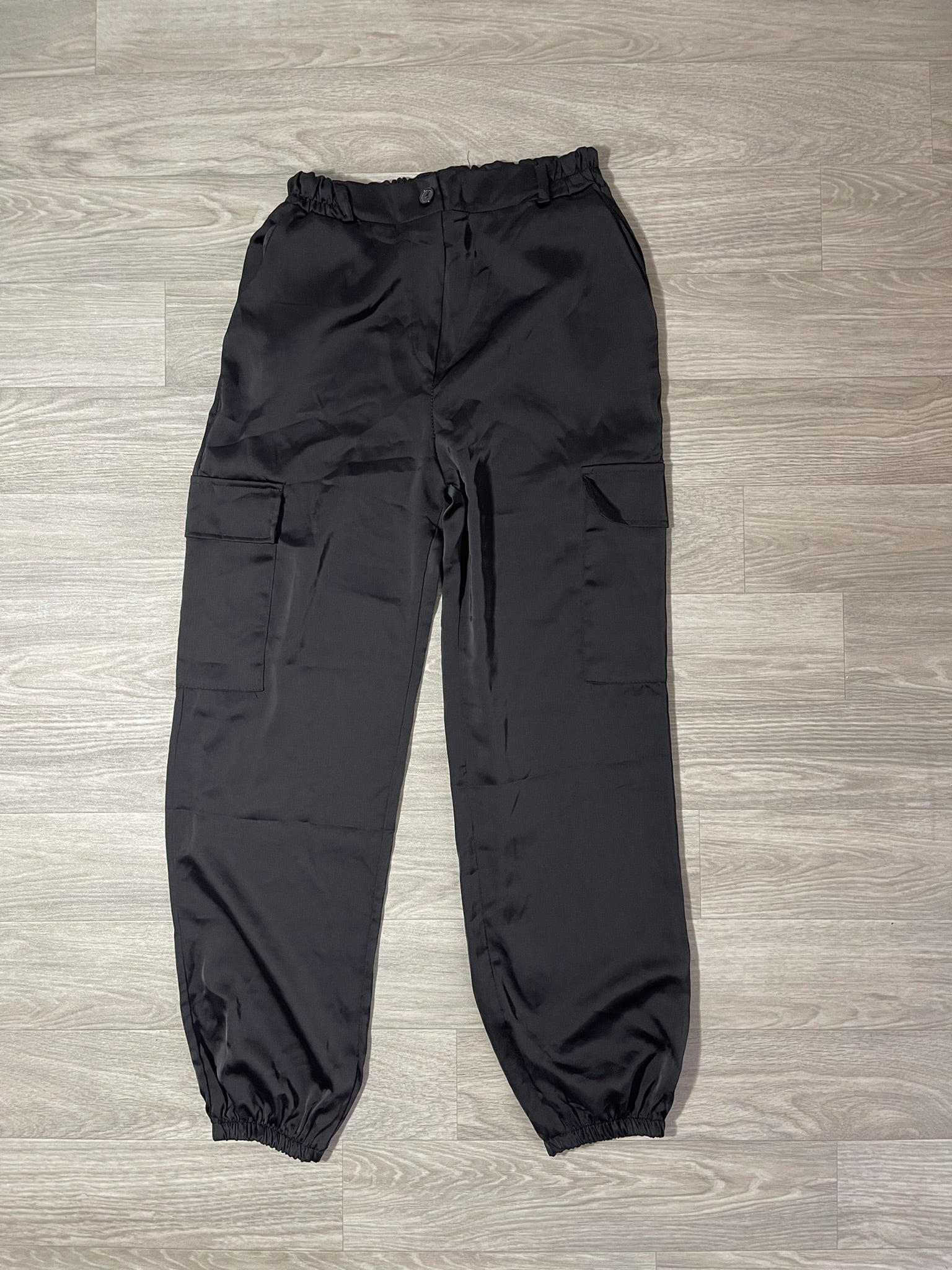 Pantalon jogger satiné noir cargo