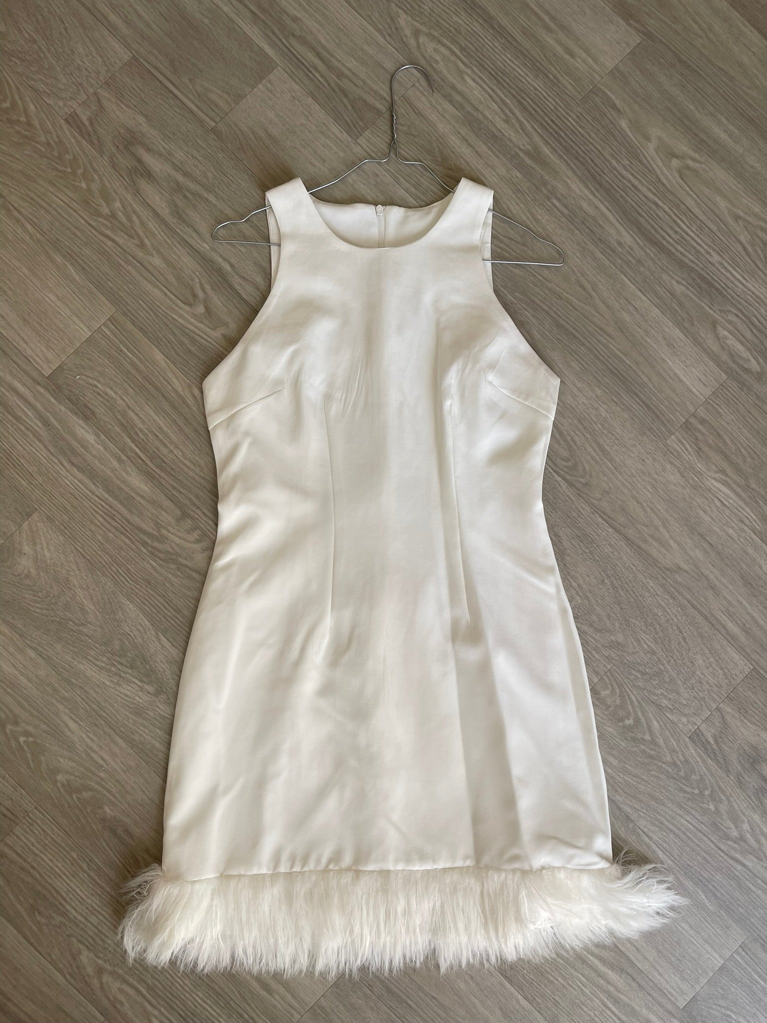 Robe blanche à franges façon plumes