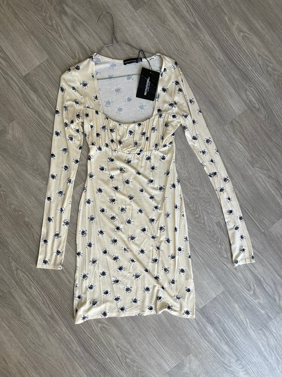 Robe imprimée soleil crème PrettyLittleThing