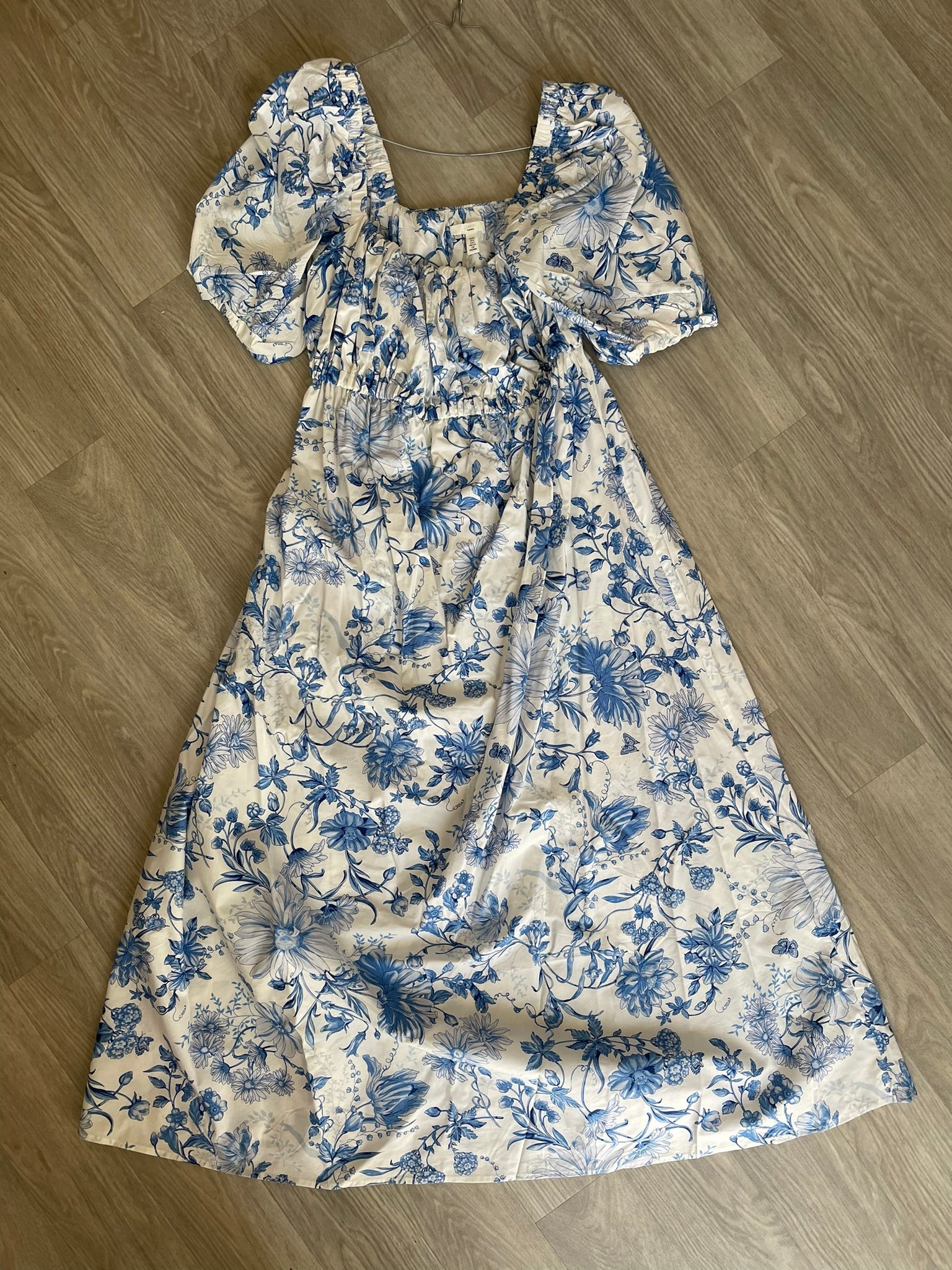 Robe fleurie bleue et blanche manches bouffantes