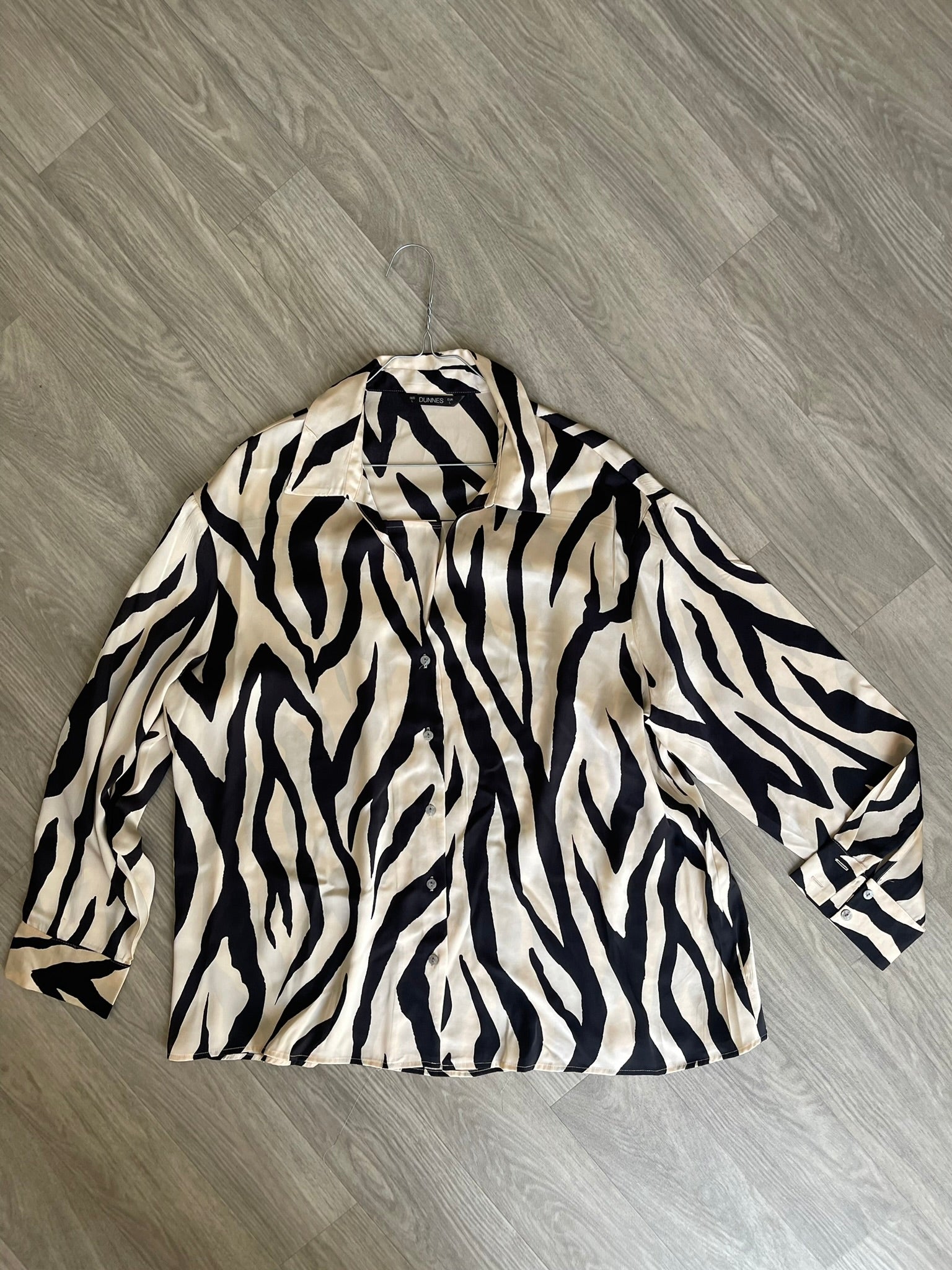 Chemise satinée imprimé zèbre noir et écru