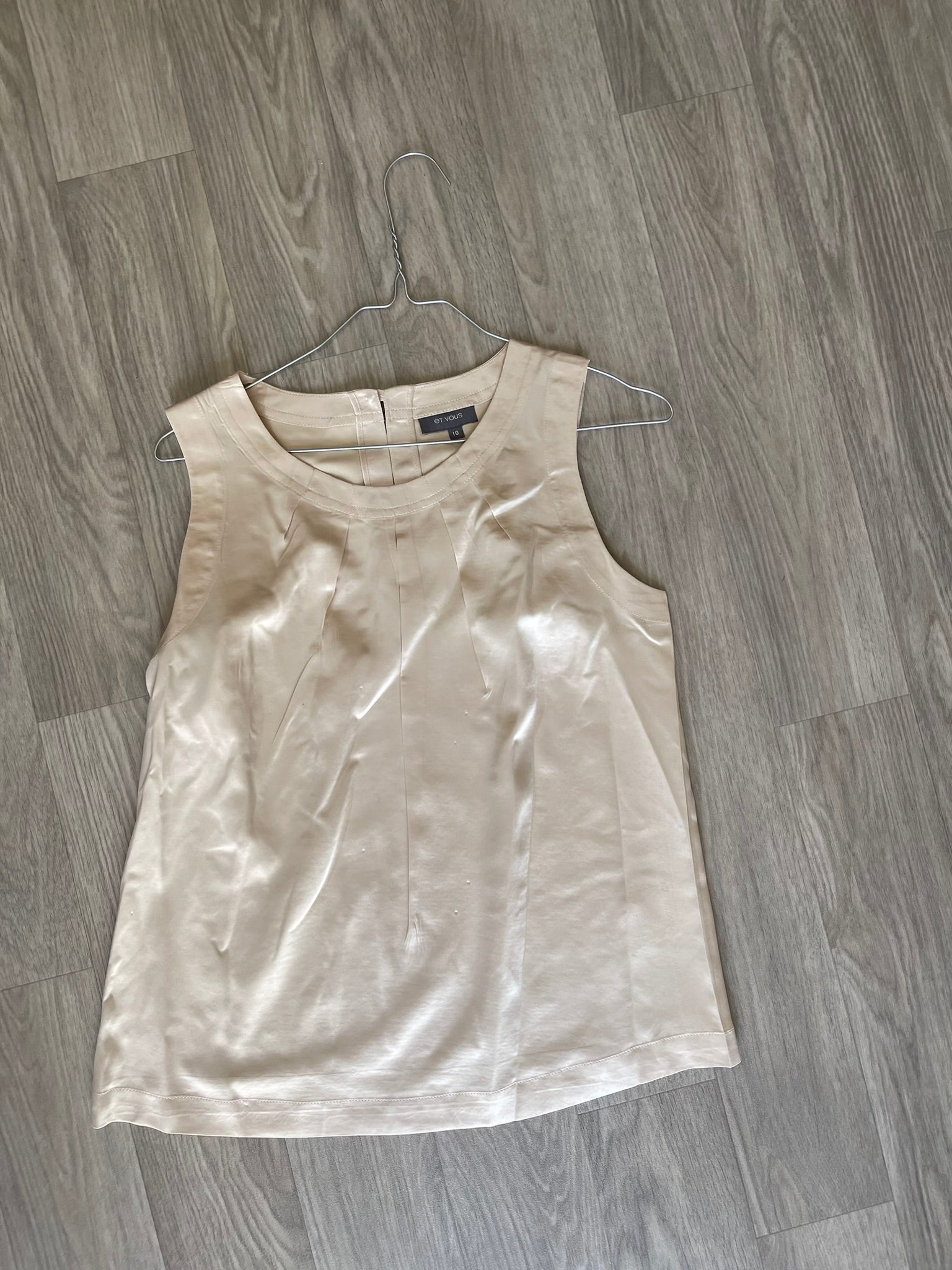 Débardeur satiné beige et vous