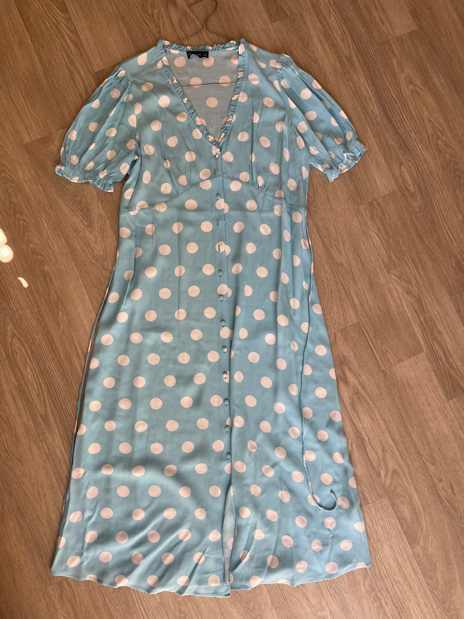 Robe à pois bleu ciel volantée