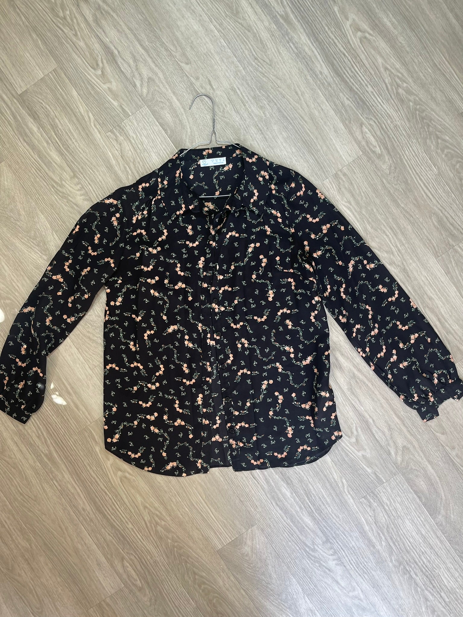 Chemise fleurie noire à petites fleurs roses