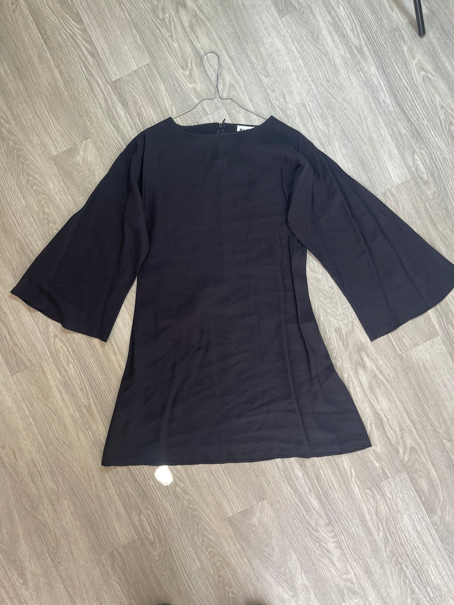 Robe noire manches évasées