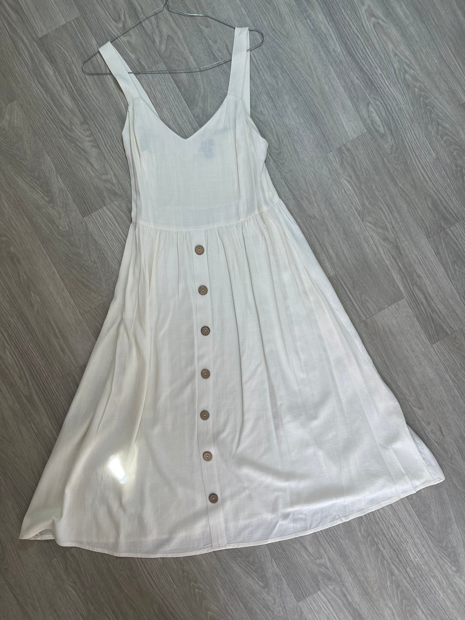 Robe blanche bretelles boutons décoratifs