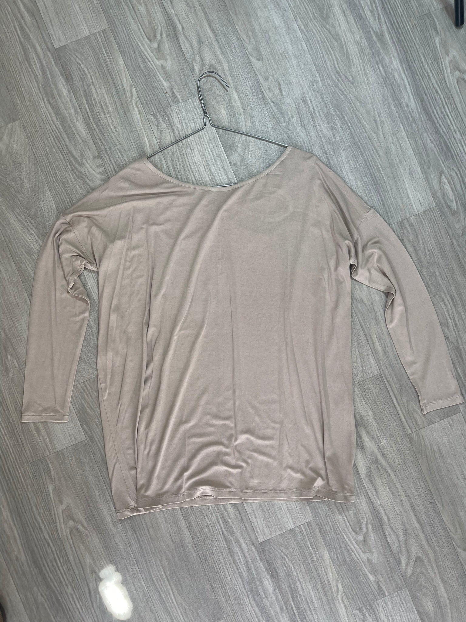 Top taupe asymétrique manches longues