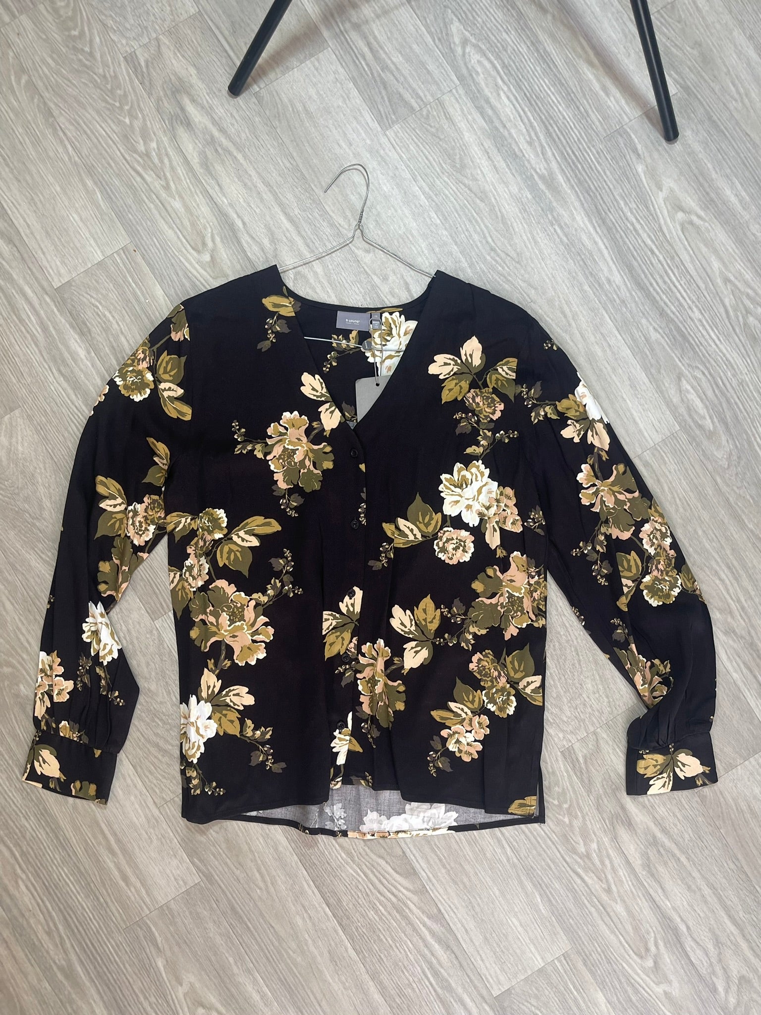 Blouse fleurie noire boutonnée b.young
