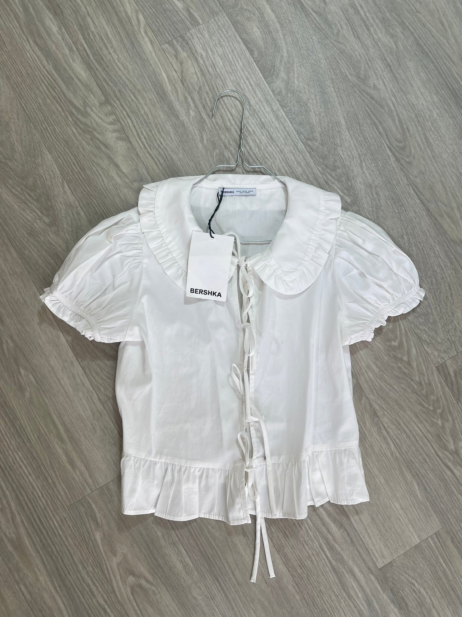 Blouse blanche col claudine à lacet Bershka