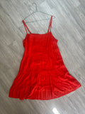 Robe rouge à bretelles fines