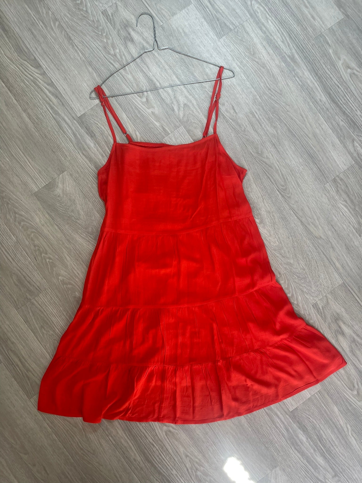 Robe rouge à bretelles fines