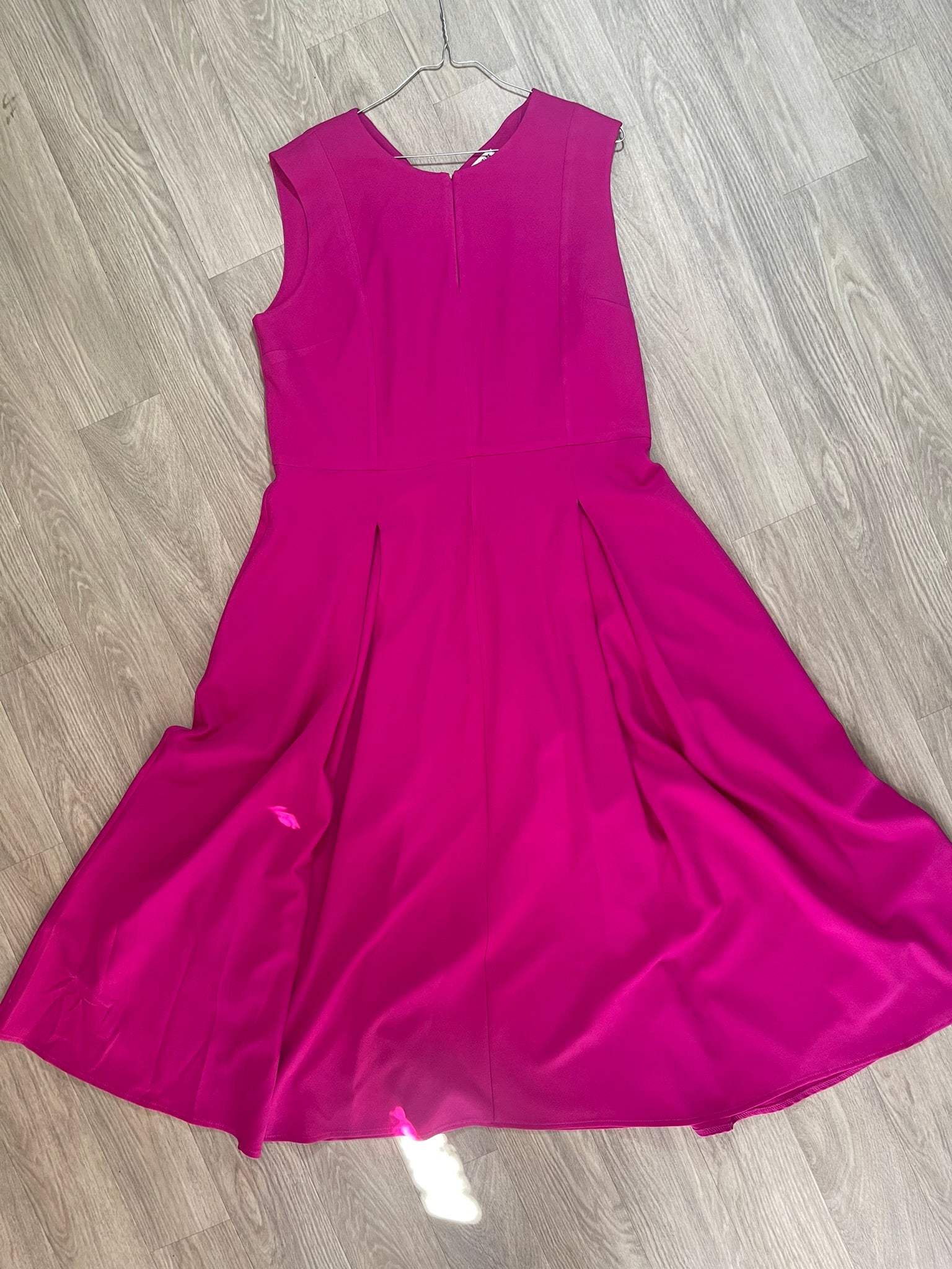 Robe magenta évasée sans manches