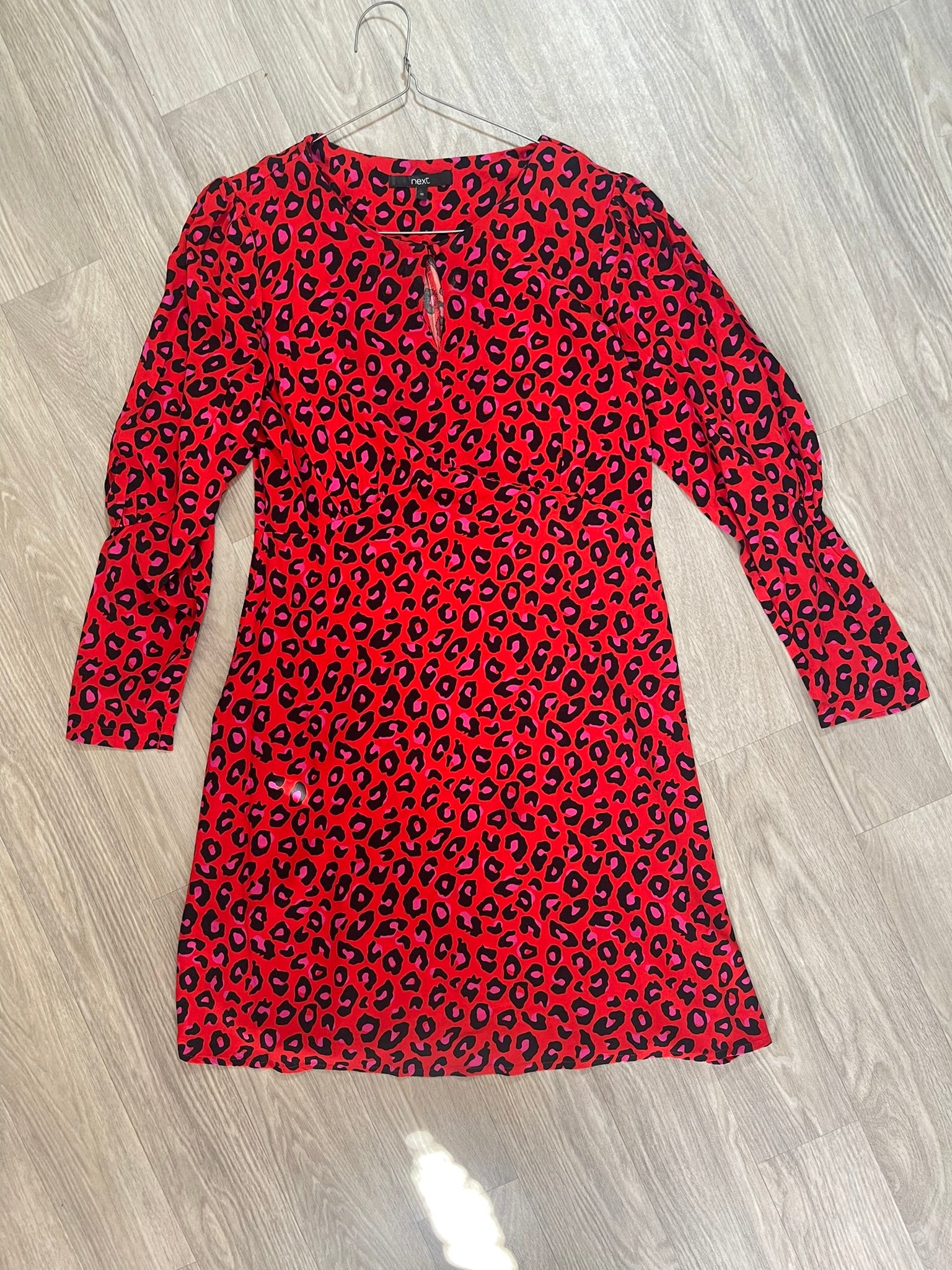 Robe imprimé léopard rouge et rose Next