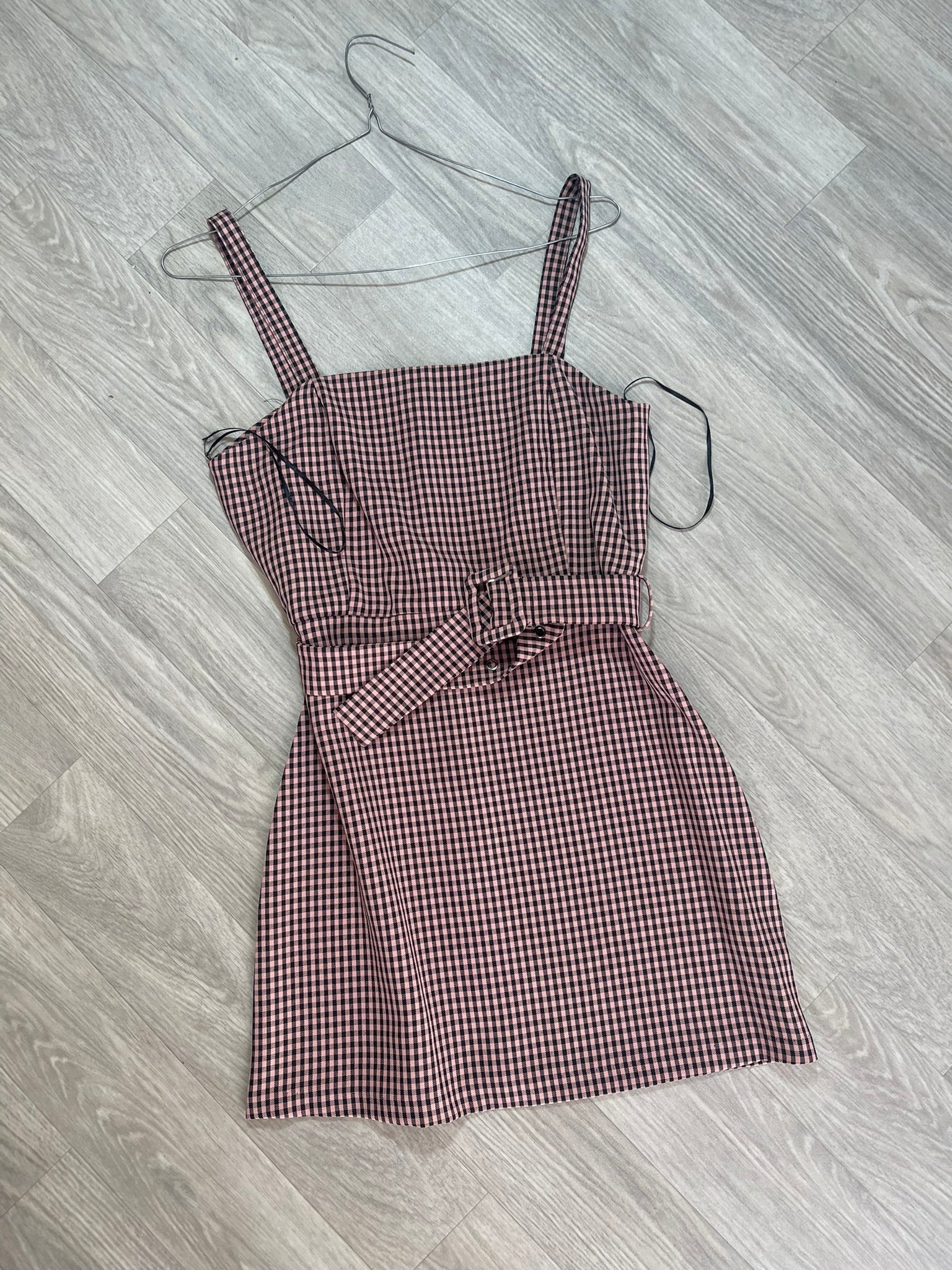 Robe rose et noir à bretelles