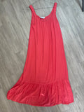 Robe corail à bretelles volantée