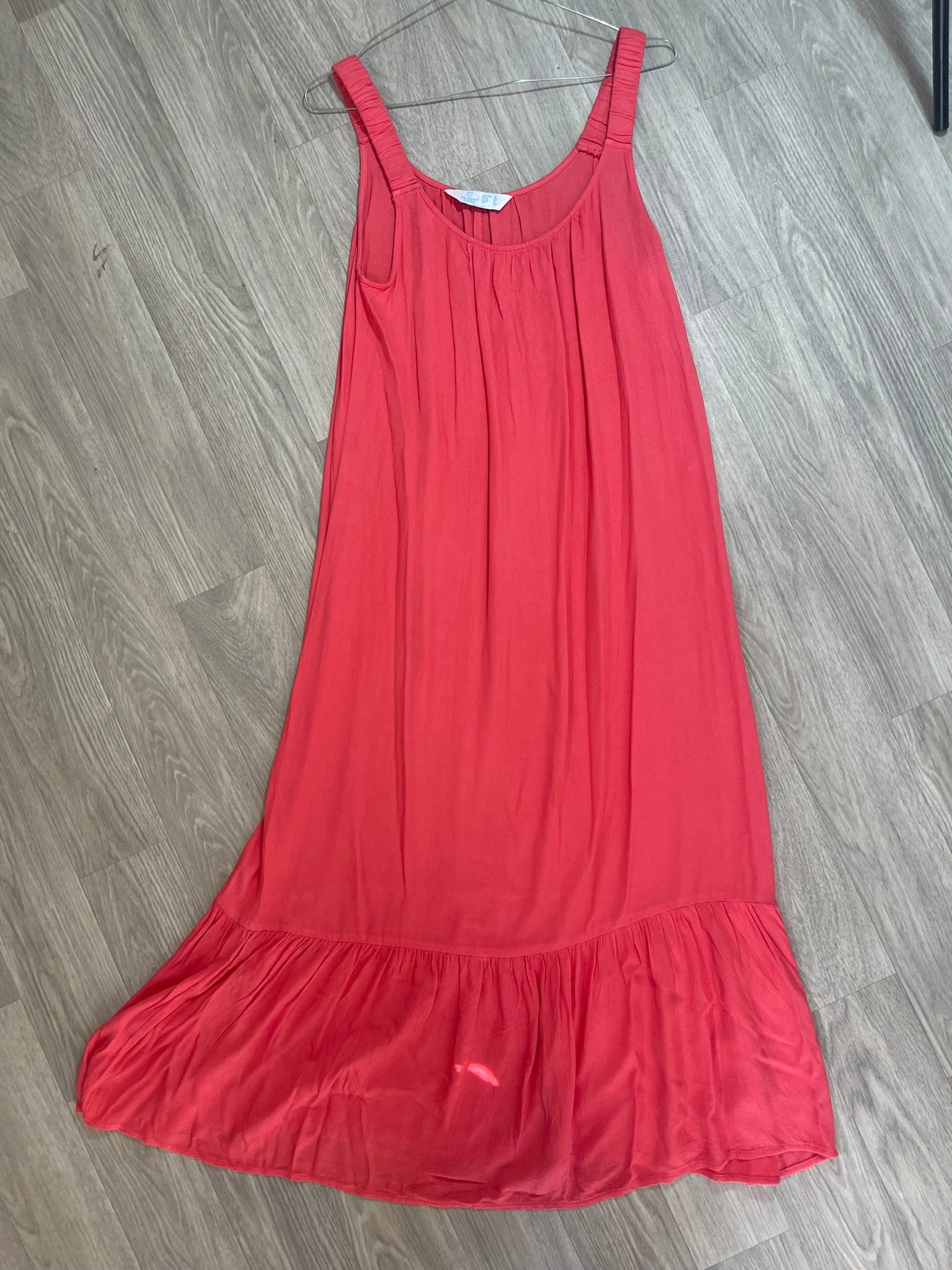 Robe corail à bretelles volantée