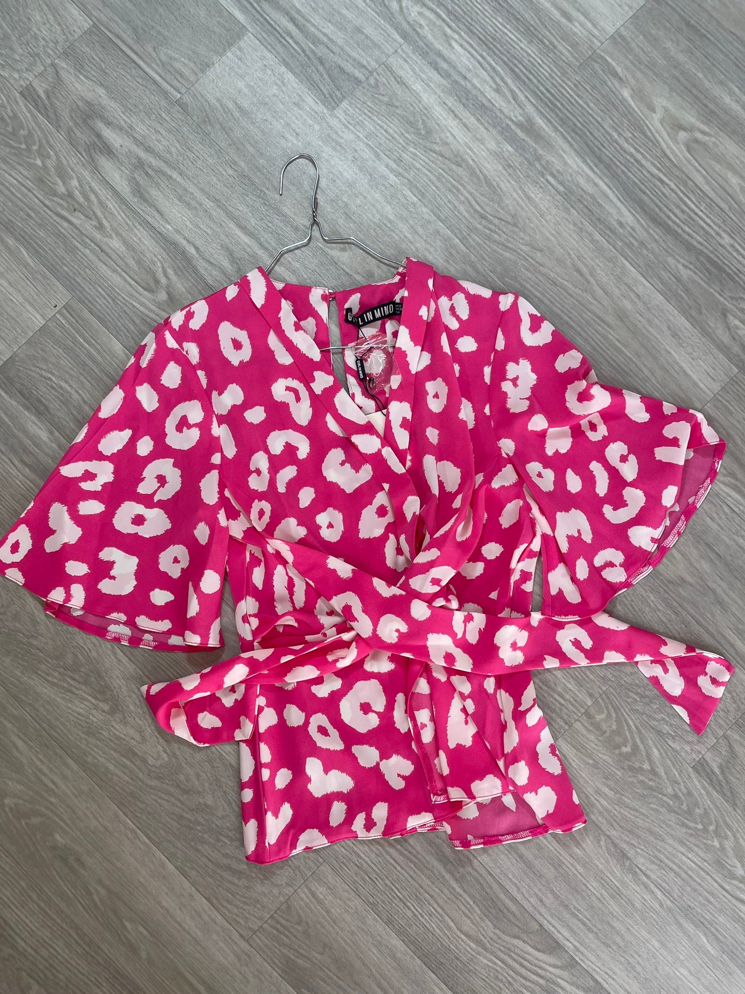 Blouse portefeuille imprimé léopard rose Girl In Mind