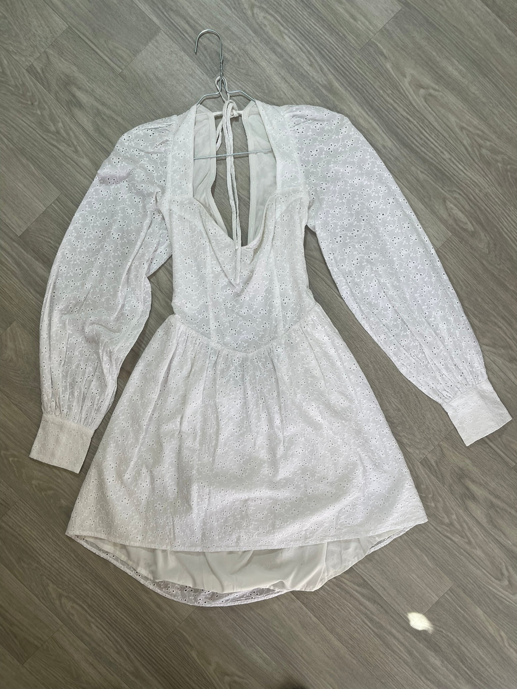 Robe blanche broderie anglaise dos nu