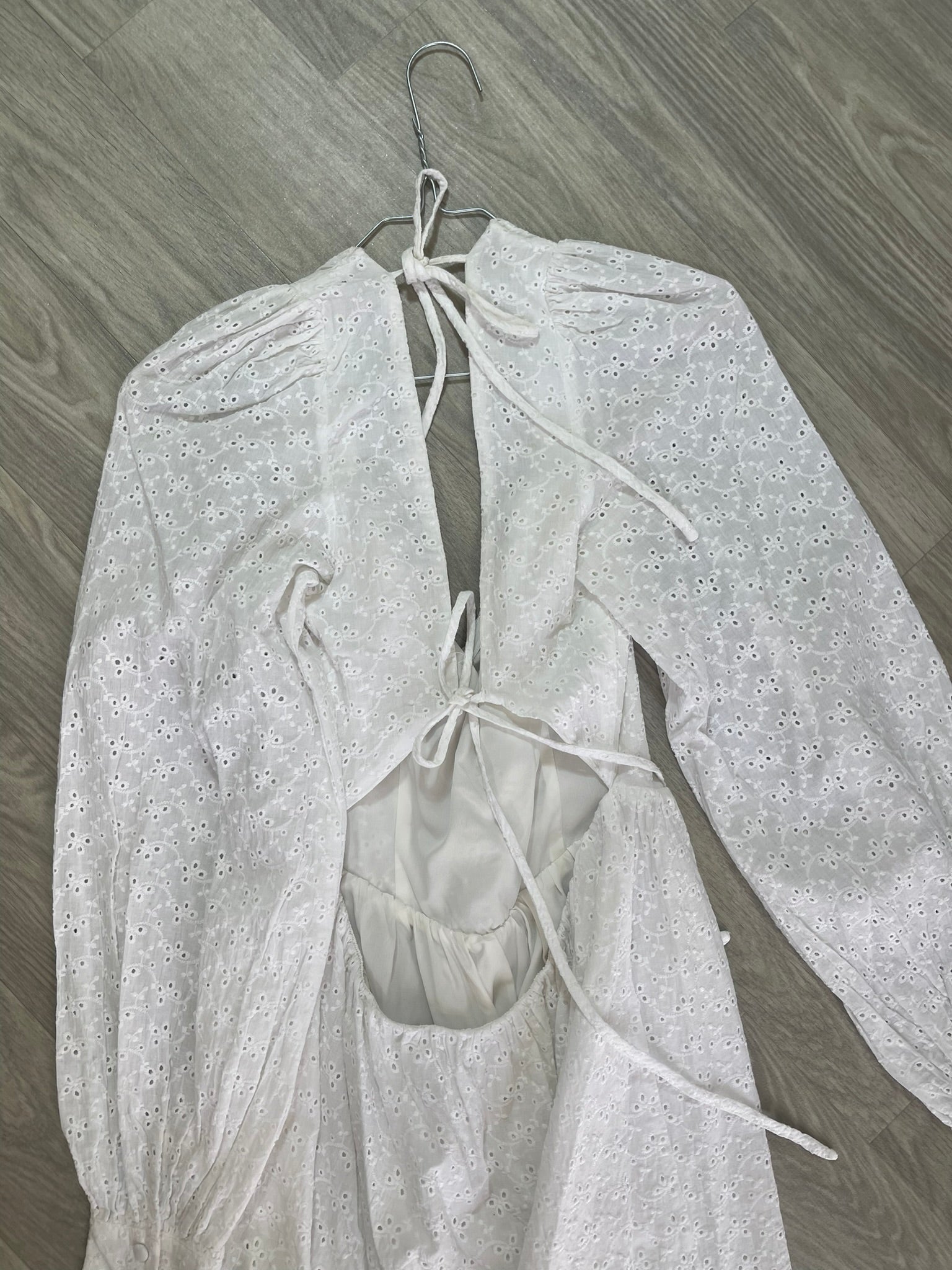 Robe blanche broderie anglaise dos nu