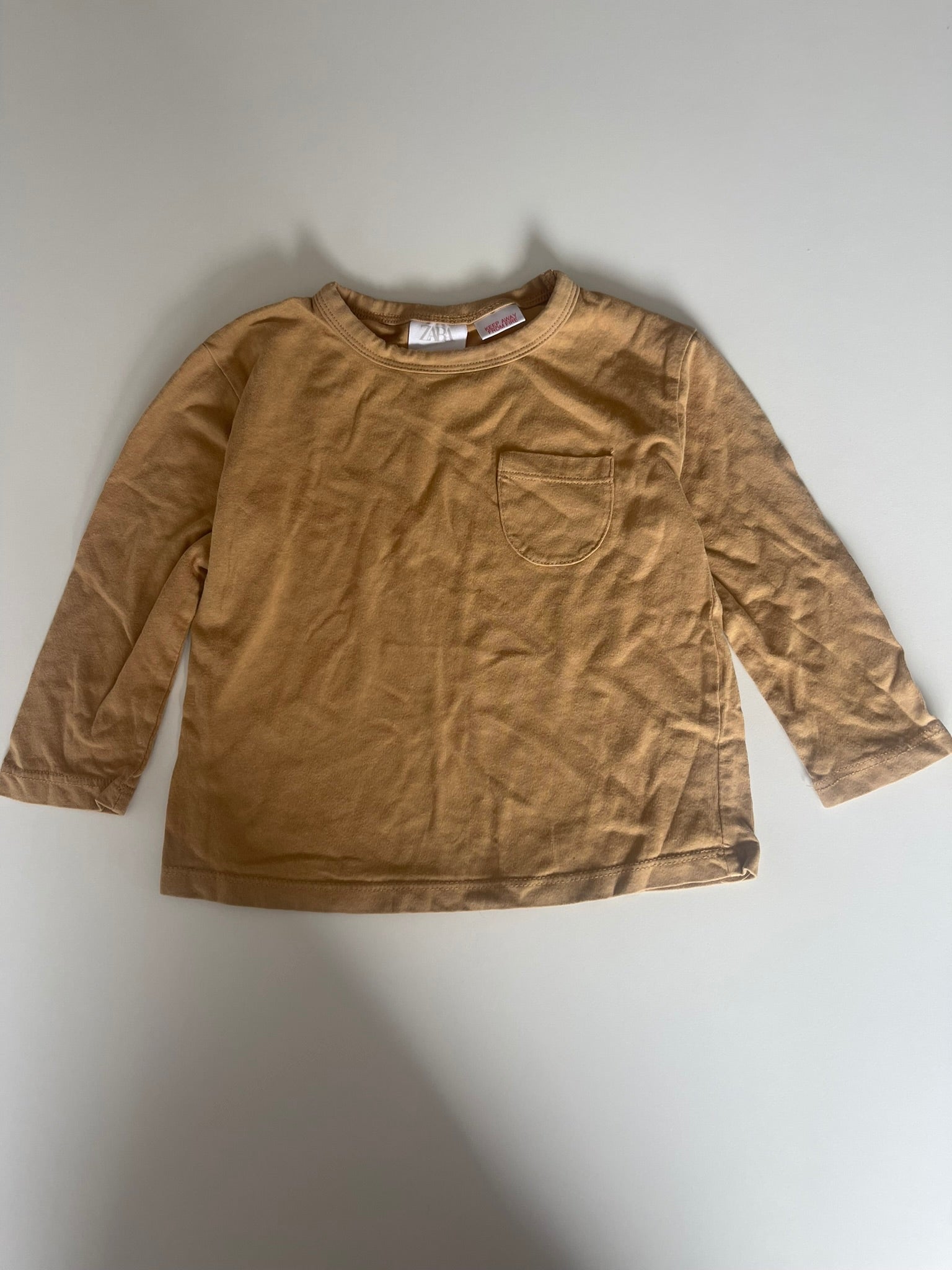 T-shirt Zara moutarde avec poche
