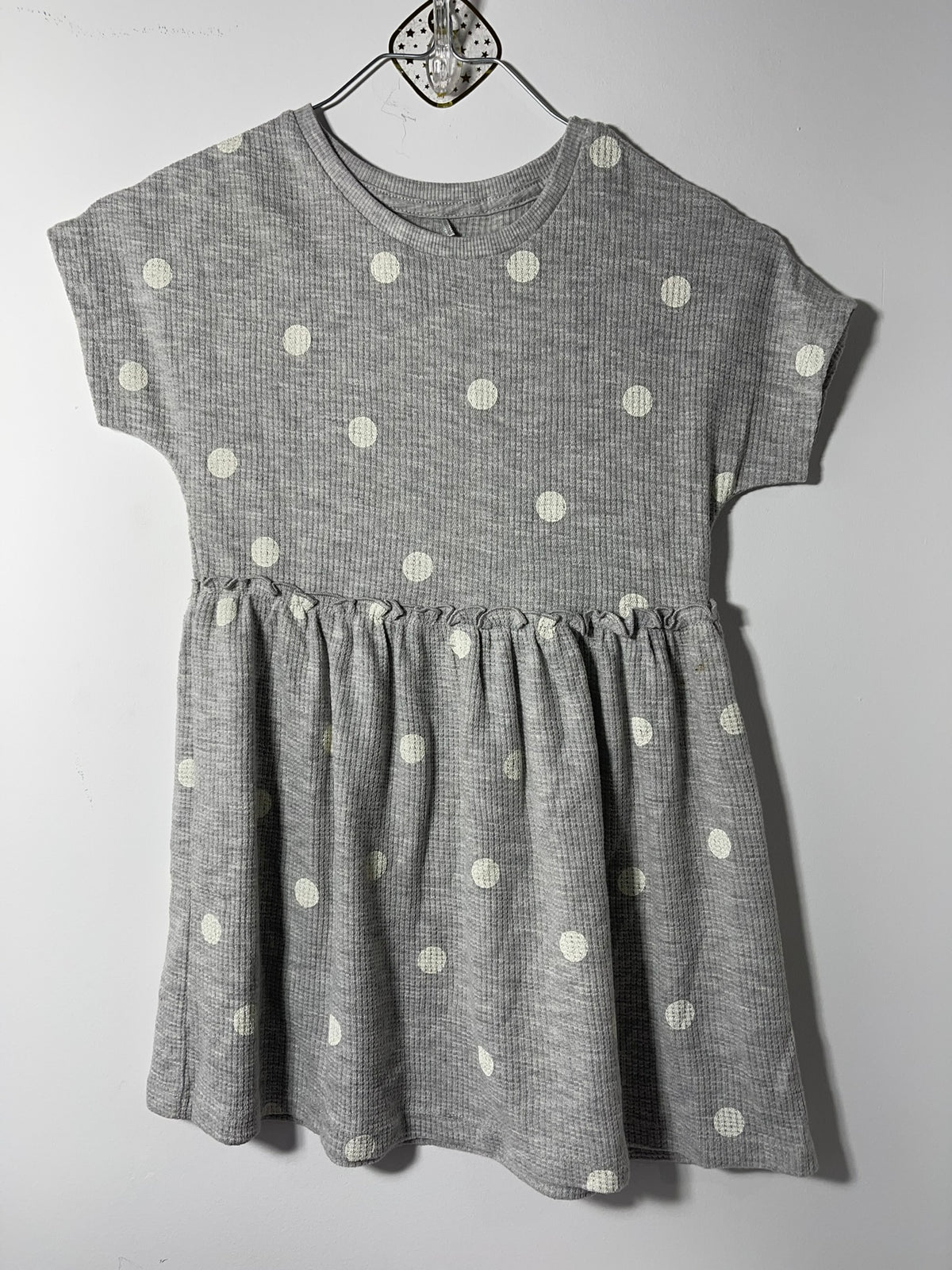 Robe grise à pois gaufrée