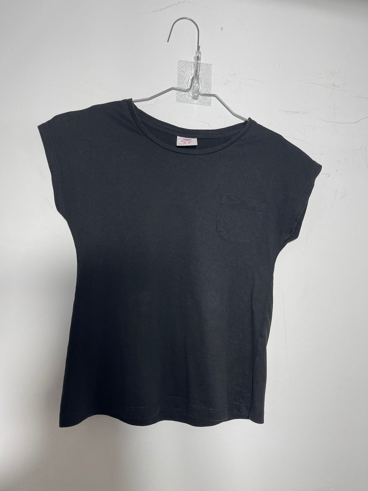 T-shirt noir sans manches avec poche