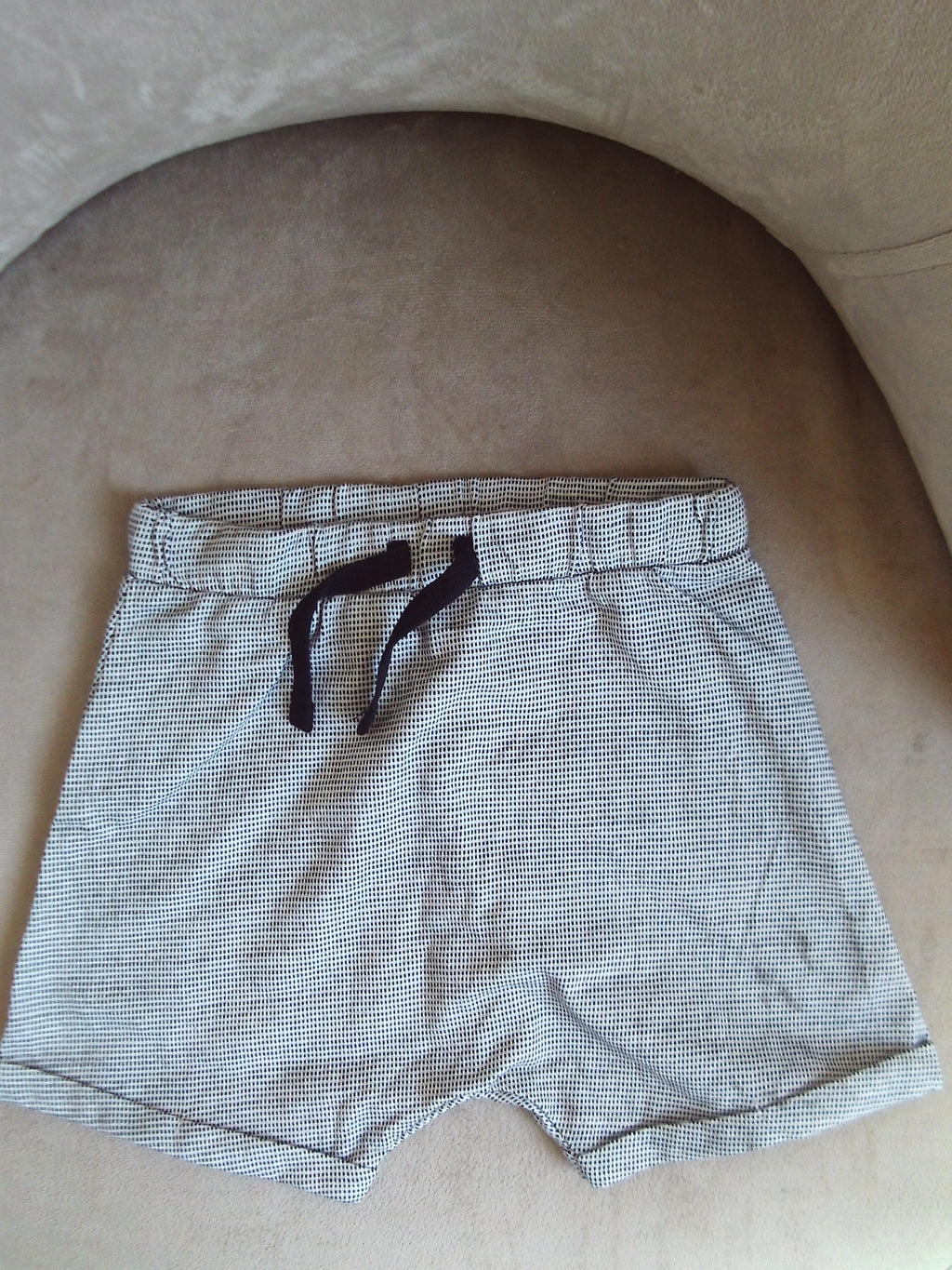 Short quadrillé blanc et noir avec cordon