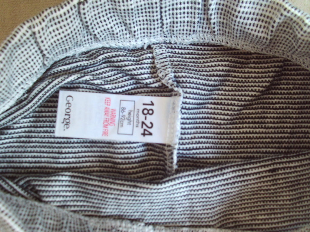 Short quadrillé blanc et noir avec cordon
