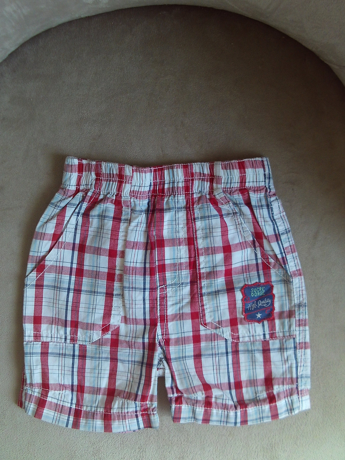 Short à carreaux rouge, blanc et bleu