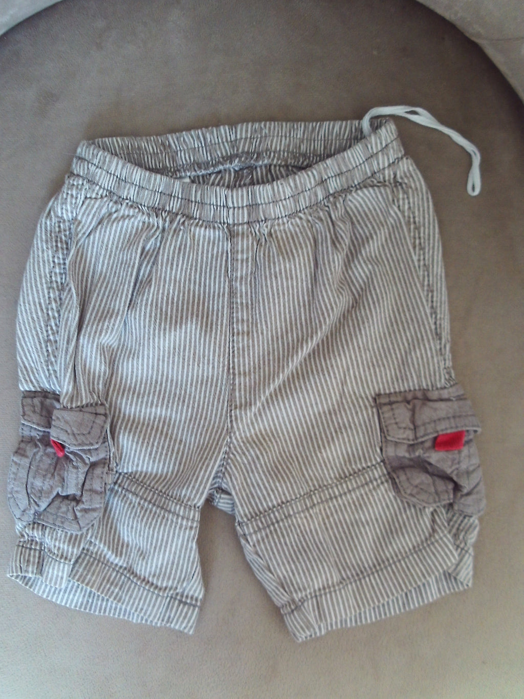 Short rayé beige et blanc avec cordon rouge