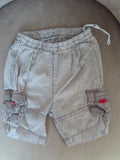 Short rayé beige et blanc avec cordon rouge