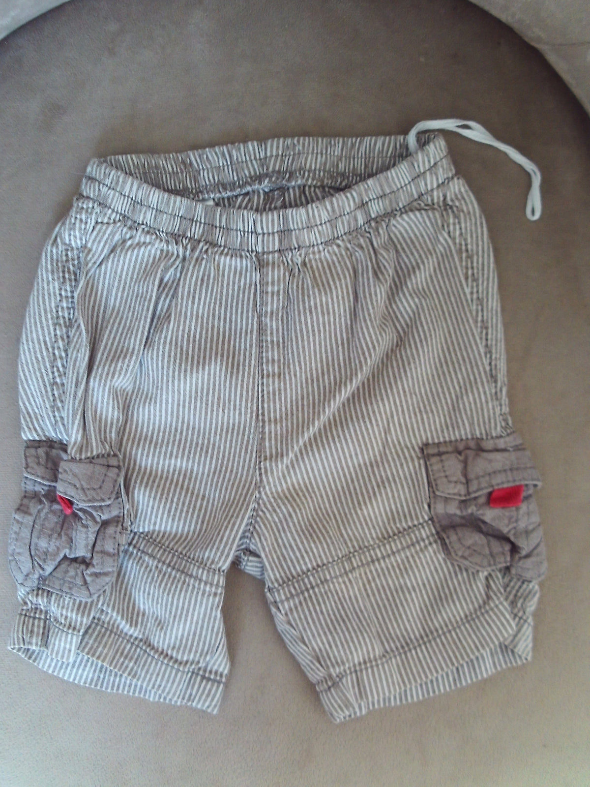 Short rayé beige et blanc avec cordon rouge