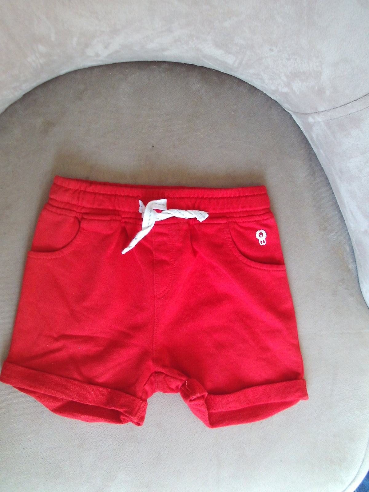Short rouge avec cordon blanc