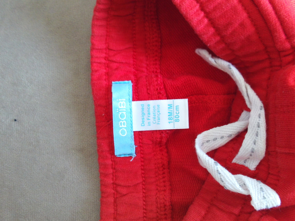 Short rouge avec cordon blanc