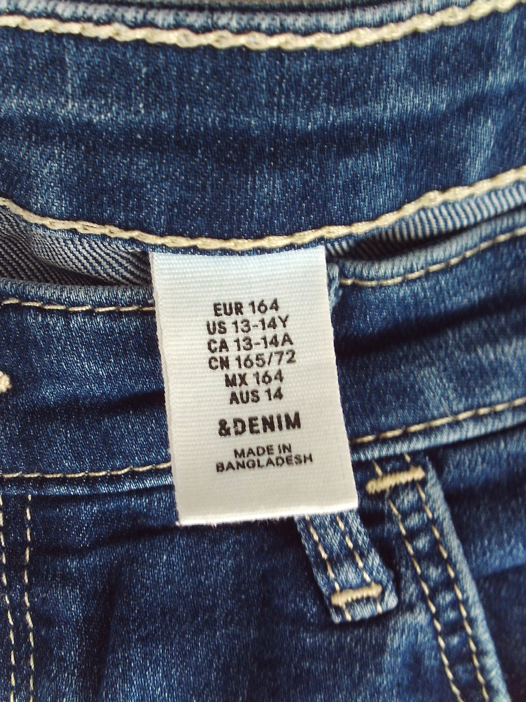 Short en jean bleu foncé à poches