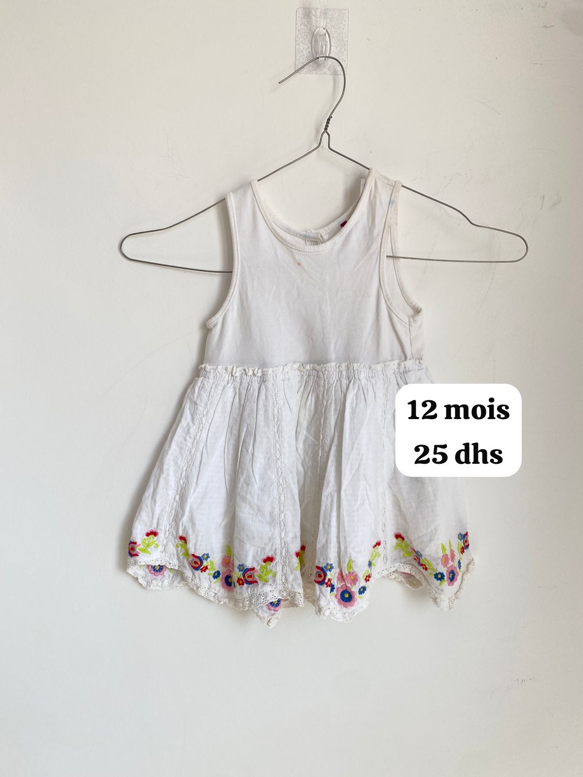 Robe blanche brodée fleurs